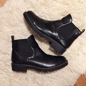 Black Chunky Chelsea Boot
